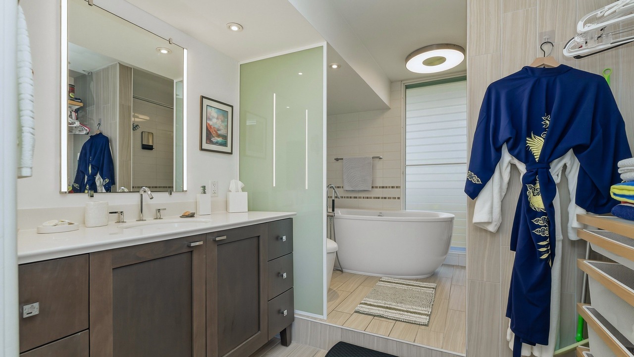 Photo of Bathroom in Diamond Head - Kapahulu - St. Louis