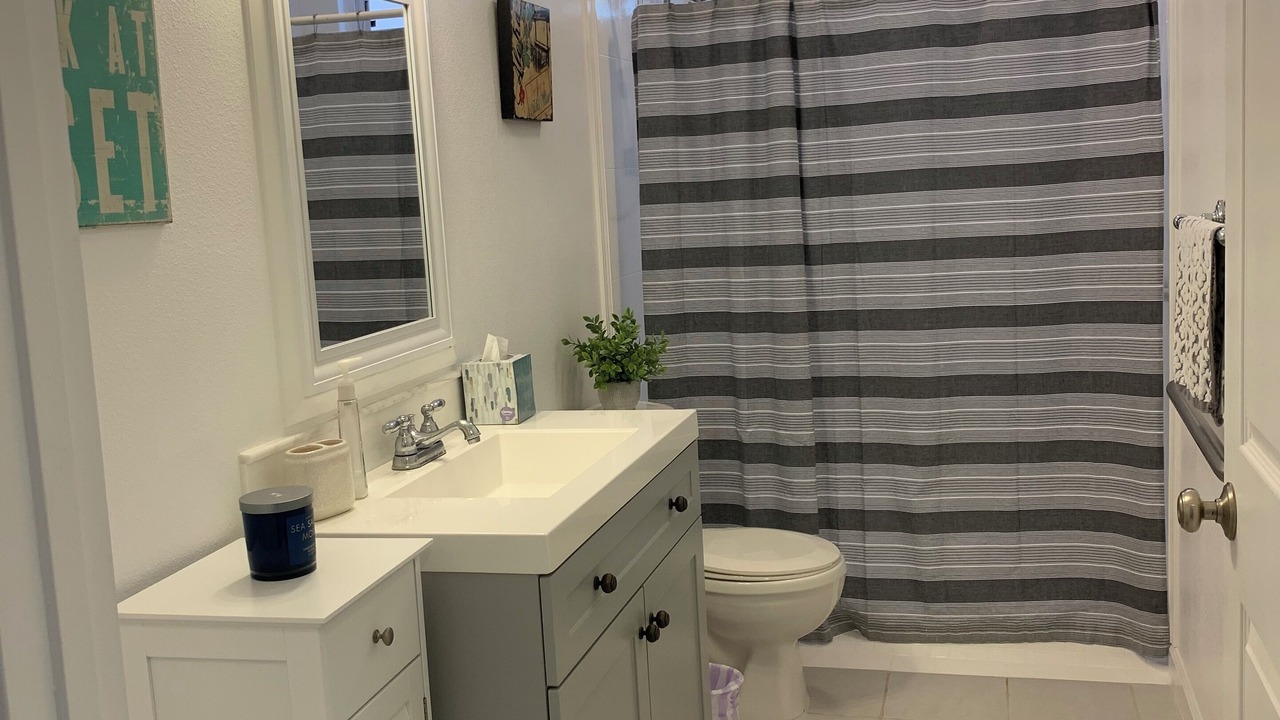 Photo of Bathroom in Kuliouou - Kalani Iki