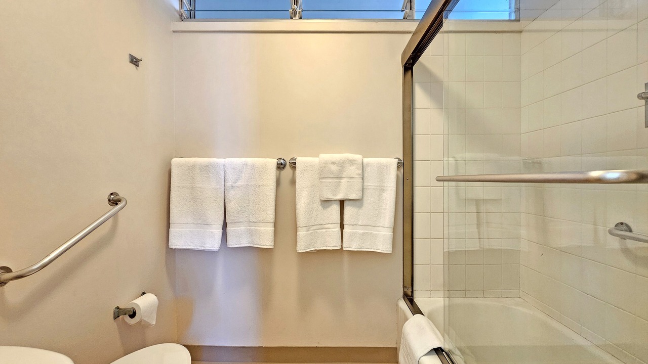 Photo of Bathroom in Diamond Head - Kapahulu - St. Louis
