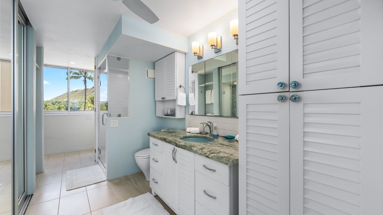 Photo of Bathroom in Diamond Head - Kapahulu - St. Louis