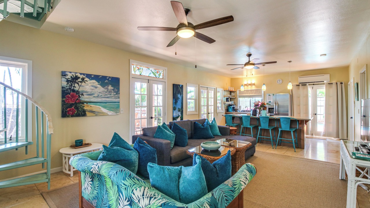 Photo of Livingroom in Historic Lahaina Front Street