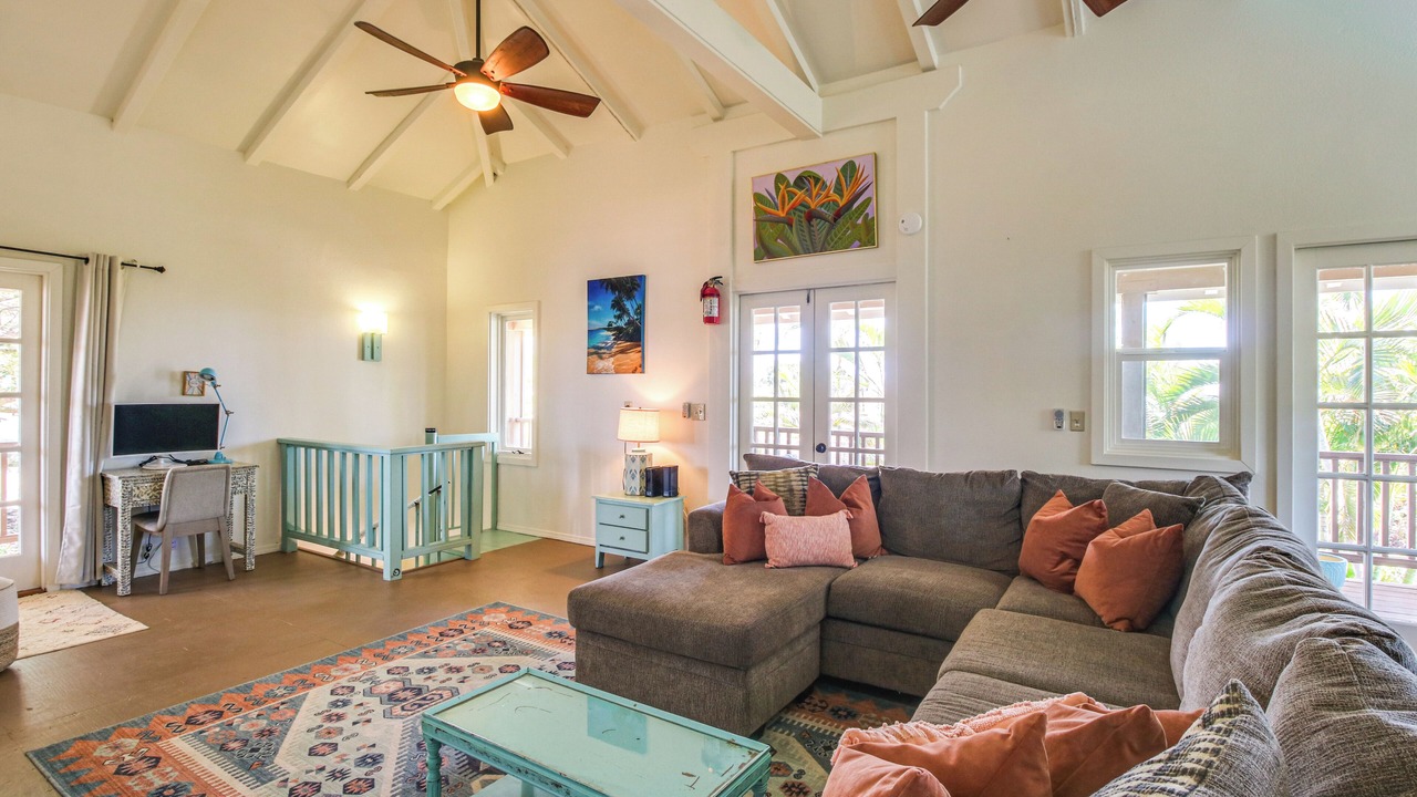 Photo of Livingroom in Historic Lahaina Front Street