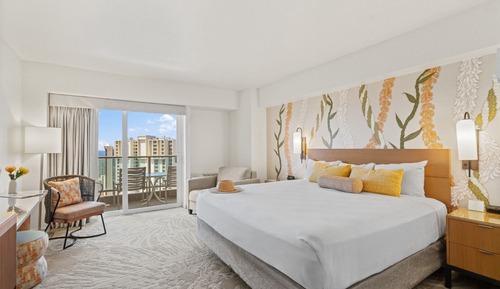 Waikiki Tower Ocean View Room King Bed