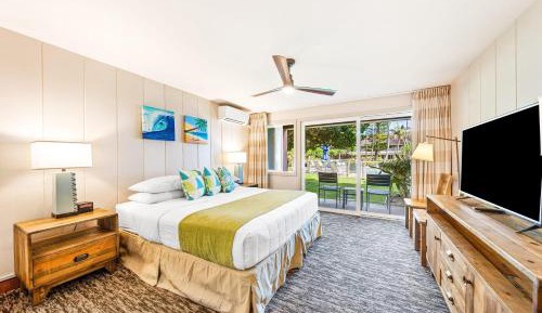 King Room with Partial Ocean/Pool View - Non-Smoking