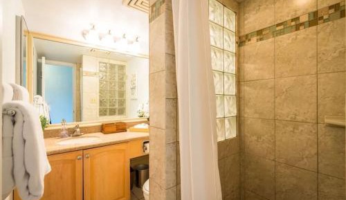Deluxe One-Bedroom Apartment with Ocean View