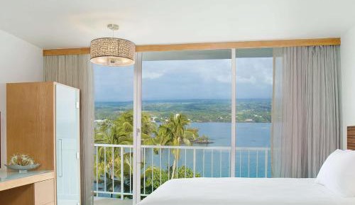 Queen Room with Roll In Shower and Ocean View - Mobility Access