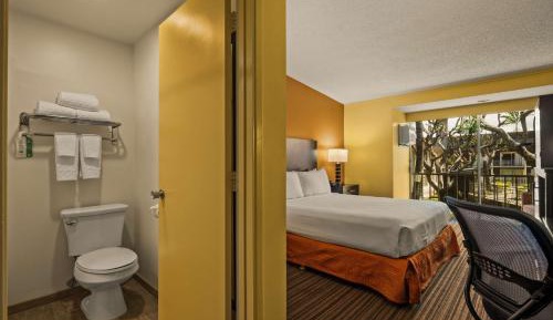 King Room with Courtyard View - Upstairs/Stair Access Only/Non-Smoking