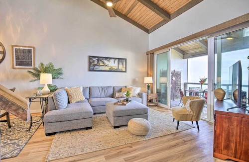 Kahaluu Bay Apartment | Airy Oceanfront Kailua-kona Gem w/Community Pool