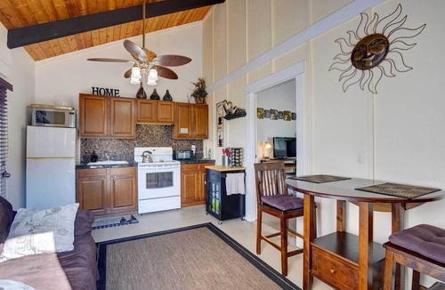 Kalaoa Cottage | Cozy Kona Coast Apt w/Lanai ~ 8 Miles to Beach!