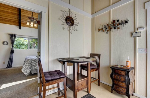 Kalaoa Cottage | Cozy Kona Coast Apt w/Lanai ~ 8 Miles to Beach!
