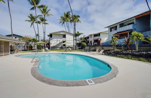 Historic Kailua Village Apartment | Sunny Central Condo: Lanai & Community Pool Access