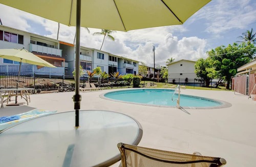 Historic Kailua Village Apartment | Sunny Central Condo: Lanai & Community Pool Access