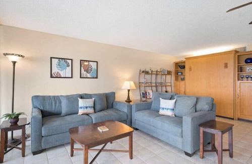 Historic Kailua Village Condo | Kona Alii Oceanview Pool Shops & Restaurants