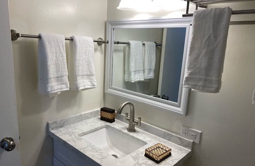 Diamond Head - Kapahulu - St. Louis Condo | Lovely Studio with Million Dollar View of Waikiki and close to everything!
