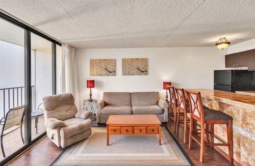 Waikiki Condo | 19th Floor Condo with Lanai & Sea Views - FREE Parking!
