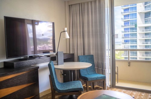 Waikiki Resort | Embassy Suites by Hilton Waikiki Beach Walk