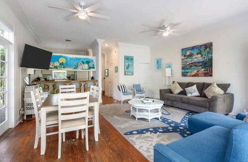 Old Town Apartment | Sunnyside Up by Brightwild Pool Parking