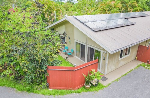 Leilani Estates Apartment | Large private master suite with private entrance