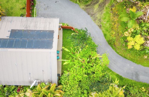 Leilani Estates Apartment | Large private master suite with private entrance