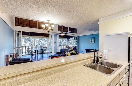 Maunaloa Apartment | Coastal oasis near the beach with pool, balcony, gas grill, lanai & washer/dryer