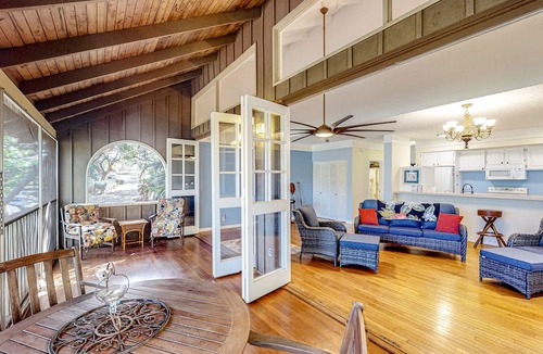 Maunaloa Apartment | Coastal oasis near the beach with pool, balcony, gas grill, lanai & washer/dryer
