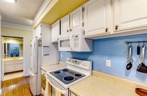 Maunaloa Apartment | Coastal oasis near the beach with pool, balcony, gas grill, lanai & washer/dryer