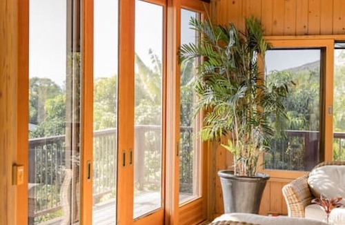 Honaunau-Napoopoo House | Sweeping Views from a Striking Home with Balconies