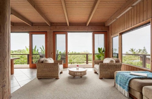Honaunau-Napoopoo House | Sweeping Views from a Striking Home with Balconies