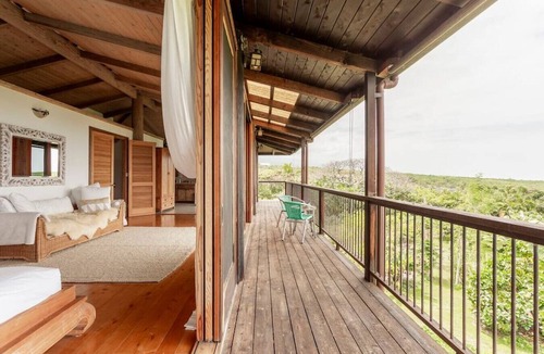 Honaunau-Napoopoo House | Sweeping Views from a Striking Home with Balconies