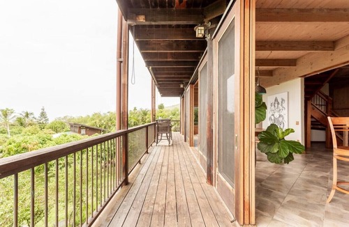 Honaunau-Napoopoo House | Sweeping Views from a Striking Home with Balconies