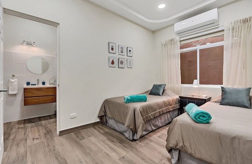 Mokuleia House | Kukui Hale - Short Walk to Beach, AC