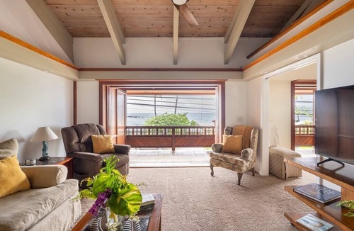 Kahaluu Bay Villa | Reefside Suite at Seaspray Ocean View