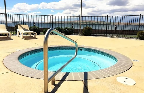 Boardman Hotel | Enjoy Stunning Views Across the Columbia River! 3 Relaxing Cabins, Outdoor Pool