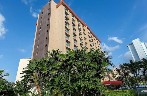 Ala Moana House | Family Retreat! 3 Great Units, Pet-Friendly, Onsite Pool, Near Great Lawn