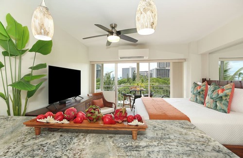 Waikiki Condo | Steps to beach! Gorgeous renovated partial ocean view condo at Waikiki Shore!