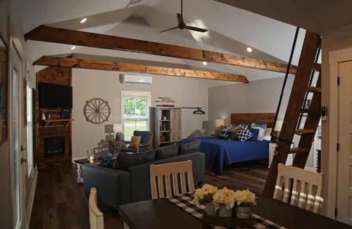 Muscle Shoals Cabin | Cabin B by the Pond - King Bed - Swimming Pool