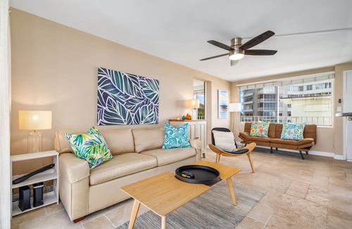 Diamond Head - Kapahulu - St. Louis Apartment | 8th Floor Gold Coast 1 Bedroom with Great Views, Kitchen & Den