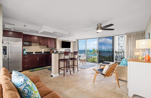 Diamond Head - Kapahulu - St. Louis Apartment | 8th Floor Gold Coast 1 Bedroom with Great Views, Kitchen & Den