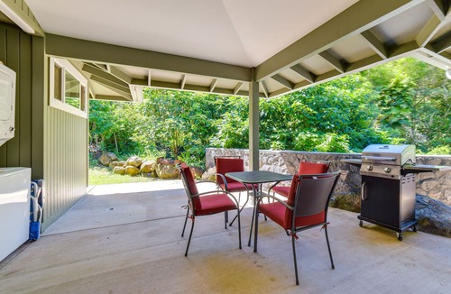 Pauwela Apartment | Bright Haiku Studio: Patio + Rainforest View
