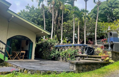 Honalo Apartment | Cute Loft Studio above Kona, surrounded by Coffee farms