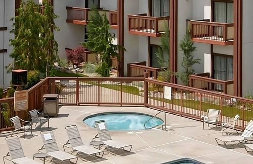 Wenatchee Hotel | Affordability Meets Comfort! Free Parking, Pets Allowed, Outdoor Pool