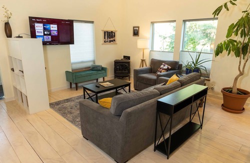 Winthrop House | The Winthrop Basecamp: Trailside vacation home—easy walk to Winthrop