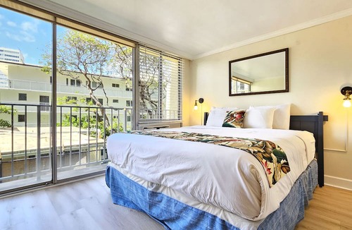 Diamond Head - Kapahulu - St. Louis Apartment | King Bed Diamond Head Beach Hotel Studio Apt.