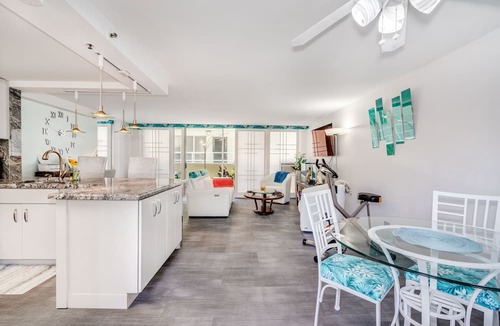 Diamond Head - Kapahulu - St. Louis Condo | Top Remodel of a gorgeous Diamond Head Oceanfront Lanai Condo - Sleeps 4