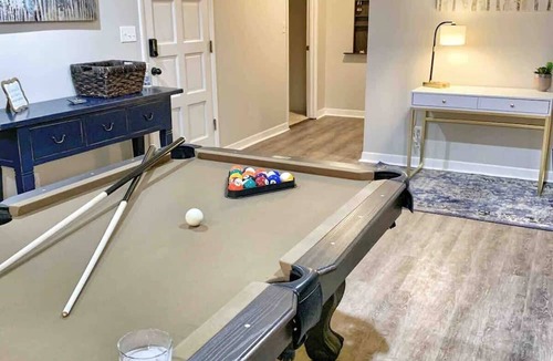 Decatur House | Corporate & Family Stay | Pool Table | Fire Pit | Pets OK