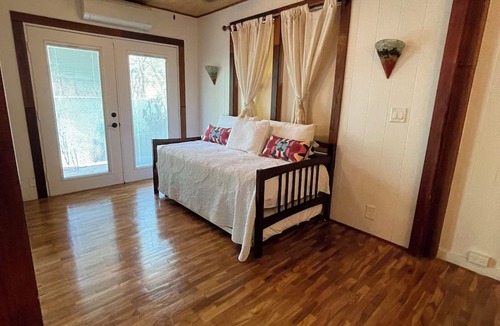 Waialee House | Two-Bedroom Cottage in the heart of historic Haleiwa town!