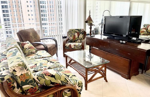 Waikiki Condo | Resort Style with Hula Show, Fireworks and even Tiki Torches!