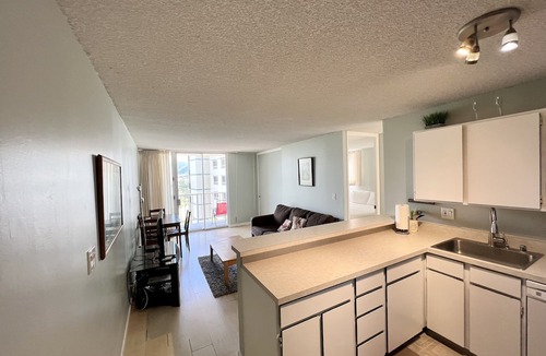 Waikiki Condo | Waikiki Lanais 1 BDRM Mountain View Condo w/Free Parking on the 11th Floor