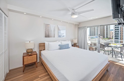 Waikiki Condo | Ocean-Lagoon Condo w/Full Kitchen at Ilikai Hotel and Steps to the Beach