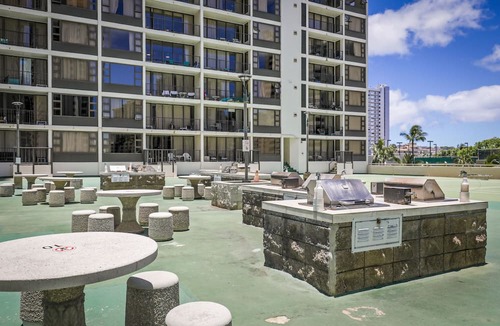Waikiki Condo | Aston Waikiki Banyan 1BST2 | Pool & Hot Tub